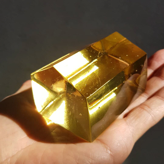 여름방학, 유리캐스팅, 5x7x4.5cm, 2021. 사진=이영재 작가 제공