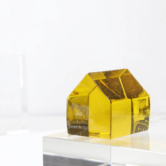 여름방학, 유리캐스팅, 5x6x5cm, 2021. 사진=이영재 작가 제공