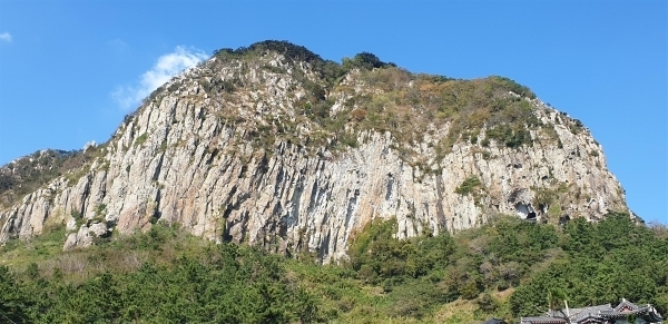 영주10경 중 하나인 서귀포시 안덕면 산방산. 빼어난 경관을 자랑하는 산방산은 천연기념물 제376호로 지정됐다.