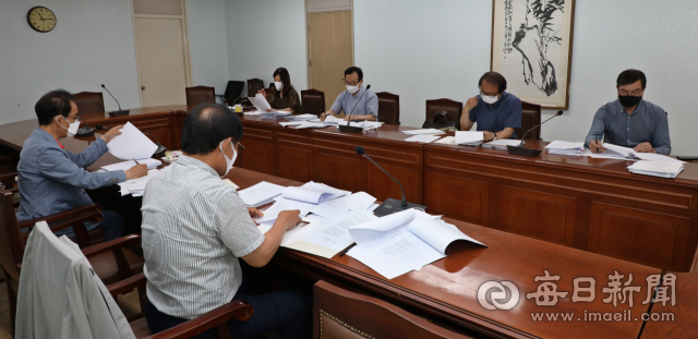 '2021 매일시니어문학상' 심사위원들이 10일 대구 중구 매일신문 3층 회의실에서 응모 작품을 심사하고 있다. 정운철 기자 woon@imaeil.com