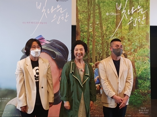 지난 11일 롯데시네마 제주 아라점에서 고두심 주연의 '빛나는 순간' 시사회가 열렸다. 왼쪽부터 하명미 PD, 고두심, 소문준 감독.