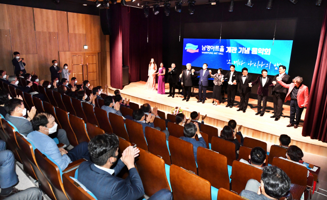 창립 32주년을 앞둔 남명산업개발(주)이 지난 11일 김해 장유 율하2지구에 신축한 엔스퀘어(N square) 9층 복합문화공간에서 개최한 남명아트홀 개관기념 음악회 '오페라 아리아의 밤'/전강용 기자