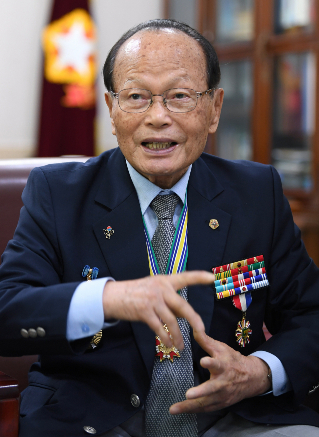 손담 6·25참전유공자회 진해지회장이 소년병으로 참전한 6·25 전쟁에 대해 이야기하고 있다./김승권 기자/