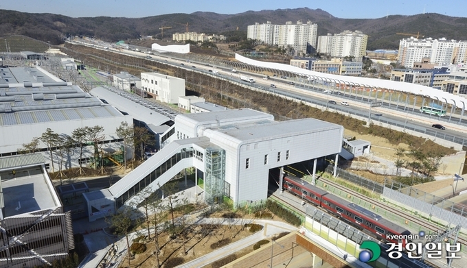 수원시 광교(경기대)역의 신분당선 연장선(광교~정자) 복선전철 차량. /경인일보DB