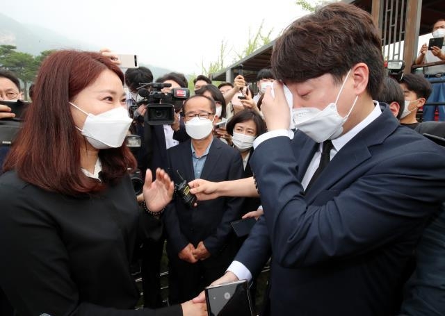 국민의힘 이준석 대표가 당 지도부와 함께 14일 오전 대전 유성구 국립대전현충원 천안함 46용사 묘역을 참배한 뒤 유가족과 대화 중에 눈물을 닦고 있다. 신호철 기자