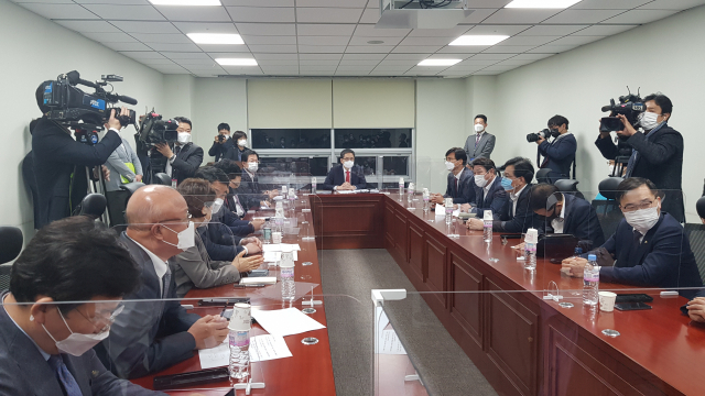 대구경북 국회의원들이 지난해 11월 17일 오후 국회 의원회관에서 정부의 '김해신공항 백지화' 발표에 대한 긴급 간담회를 갖는 모습. 김병훈 기자