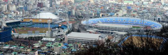 오는 2025년부터 프로야구단 한화이글스의 홈구장으로 쓰일 대전 베이스볼 드림파크 조성 사업이 오는 7월 사업자 공고를 시작으로 본격화할 전망이다. 대전 보문산 전망대에서 내려다본 현 야구장인 한화생명이글스 파크(왼쪽)과 새야구장 부지인 한밭종합운동장 모습. 사진=대전일보DB