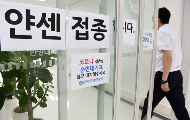 16일 한양대학교 창원한마음병원 코로나19 백신접종센터에서 얀센 백신 접종 대상자가 주사실로 들어가고 있다./김승권 기자/