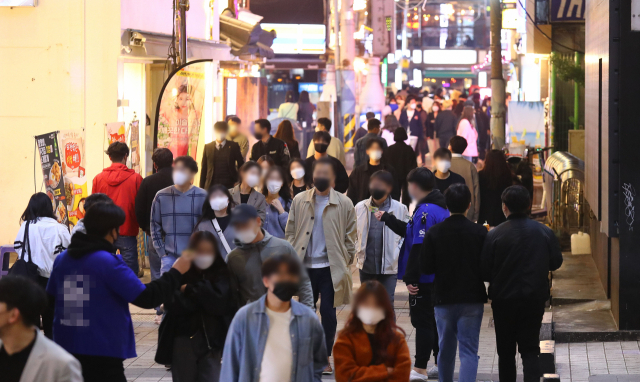 지난 4월 유흥시설이 밀집한 부산 서면의 한 거리에 사람들이 붐비고 있다. 부산일보DB