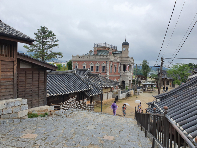 1900년대 초 대한제국 개화기를 재현한 충남 논산시 ‘선샤인스튜디오’ 거리 모습. 일본식 의상을 대여한 관광객이 곳곳에서 사진을 찍고 있다. 아래 사진은 ‘선샤인스튜디오’의 기념품 판매장. 조영미 기자