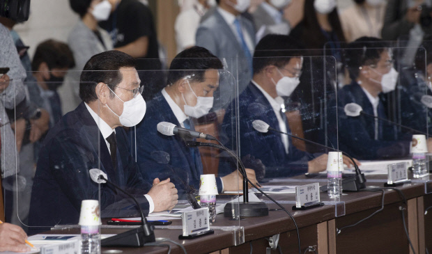 21일 오전 광주시청 중회의실에서 열린 더불어민주당 지도부와 광주시 간 예산정책협의회에서 이용섭 광주시장이 인사말을 하고 있다. /최현배 기자choi@kwangju.co.kr