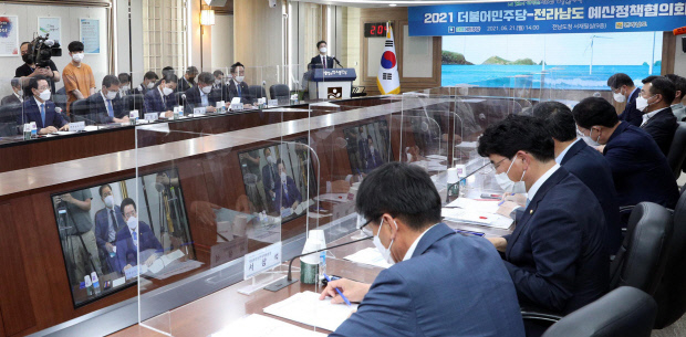 김영록 전남지사가 21일 전남도청 서재필실에서 열린 2021 더불어민주당ㆍ전라남도 예산정책협의회에서 인사말을 하고 있다.
