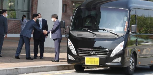 K-바이오 랩허브 후보지 선정을 위한 현장평가 실시 첫날인 21일 대전 유성구 한남대 대덕밸리 캠퍼스를 찾은 평가위원들이 차량에서 내려 이동하고 있다. 신호철 기자