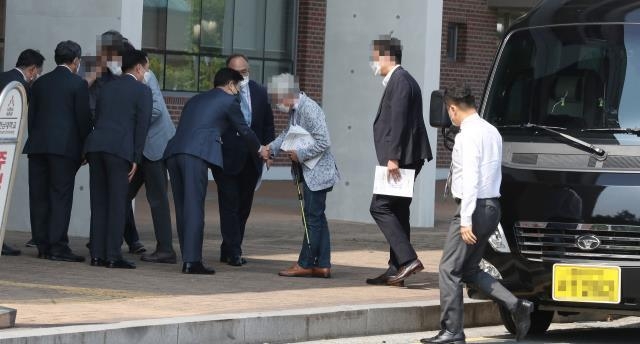 K-바이오 랩허브 후보지 선정을 위한 현장평가 실시 첫날인 21일 대전 유성구 한남대 대덕밸리 캠퍼스를 찾은 평가위원들이 차량에서 내려 이동하고 있다. 신호철 기자
