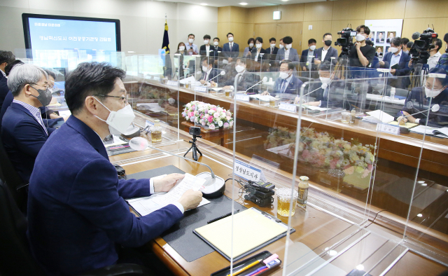 21일 한국토지주택공사 본사 이사회실에서 열린 LH혁신안 대응 및 혁신도시 활성화 방안을 확정하는 간담회에서 김경수 경남지사와 11개 경남혁신도시 이전공공기관장이 의견을 나누고 있다./경남도/