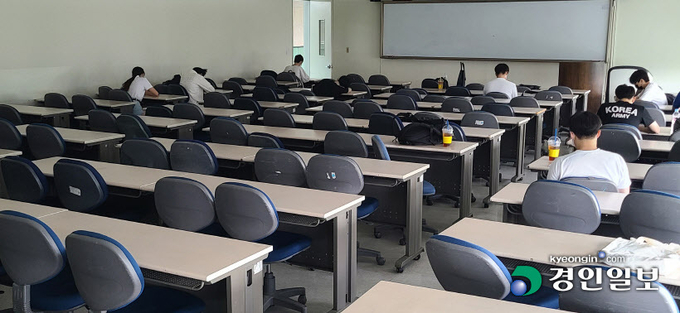 저출산에 따른 학령인구 감소로 경기도 내 대학마다 정원모집 미달현상이 나타나면서 교육부가 일부 대학을 재정지원제한대학·한계대학으로 지정하자 폐교 등을 우려하는 '지방대학의 위기론'이 커지고 있다. 22일 오후 도내 일부 대학들의 강의실과 휴게공간 등이 한산한 모습을 보이고 있다. 2021.6.22 /김도우기자 pizza@kyeongin.com