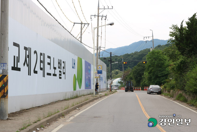 제2·3테크노밸리는 조성 시기만 차이가 있을 뿐 사실상 한 몸이다. 2차선 도로를 두고 왼쪽에는 조성공사가 진행 중인 제2판교테크노밸리가, 오른쪽에는 지난 7일 기공식을 가진 제3판교테크노밸리(금토지구)가 위치해 있다. 성남/김순기기자 ksg2011@kyeongin.com