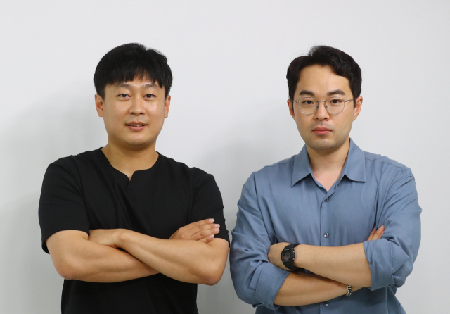 이달의기자상을 수상한 이승훈(왼쪽) 남형욱 기자.