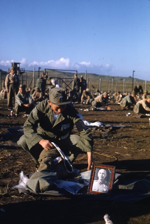 1953년 모슬포 수용소에 있는 중공군 반공포로가 대만으로 송환되기 전 짐을 싸고 있다. 소지품으로 대만 총통 장개석 사진이 이채롭다. 출처 한국저작권위원회.