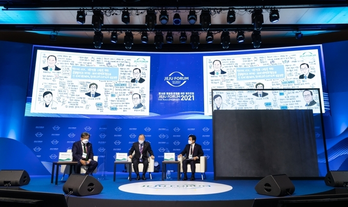 제주해비치호텔 그랜드볼룸에서 열린 제16회 제주포럼에서 ‘팬데믹 시대, 기후변화 대응을 위한 공동협력과 리더십’을 주제로 한 세션이 마련됐다.