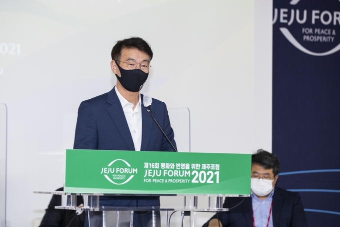 문대림 제주국제자유도시개발센터 이사장이 지난 24일 제16회 제주포럼 ‘지속성장을 위한 제주국제자유도시의 발전 방향’ 세션에서 인사말을 하고 있다.