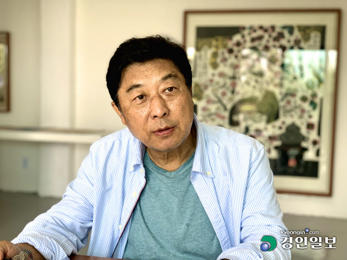 북한 개풍군이 육안으로 보이는 김포시 월곶면 보구곶리 '문수산판화공방'에서 홍선웅 작가가 경인일보와 인터뷰하고 있다. 민중예술계에 헌신하던 그는 1992년 건강상의 이유로 문수산 자락 한적한 마을에 정착했다. 2021.6.26 김포/김우성기자 wskim@kyeongin.com