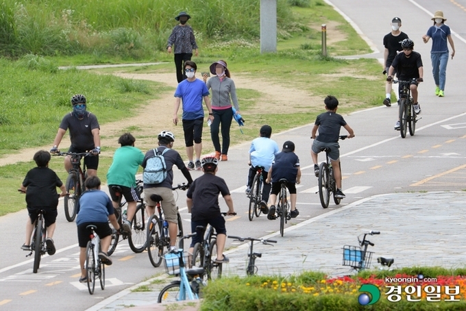 코로나19 장기화로 정부의 사회적 거리두기 방침에 따라 경기도내 체육시설들이 문을 닫거나 운영을 감축하면서 도민들이 체육시설 이용에 어려움을 겪고 있다. 안양천 산책로에 몰려든 시민들이 운동을 하고 있다. 2021.6.30 /김금보기자 artomate@kyeongin.com