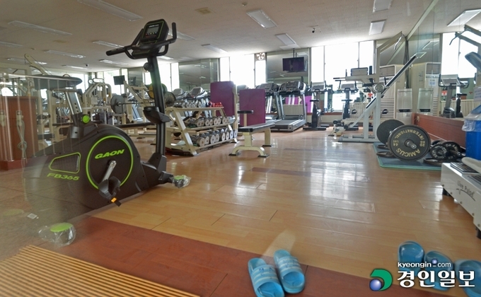 코로나19 장기화로 정부의 사회적 거리두기 방침에 따라 경기도내 체육시설들이 문을 닫거나 운영을 감축하면서 도민들이 체육시설 이용에 어려움을 겪고 있다. 30일 수원시내 한 아파트단지 내 헬스장이 닫혀있다. 이곳은 작년2월부터 운영을 중단했다. 2021.6.30 /김금보기자 artomate@kyeongin.com