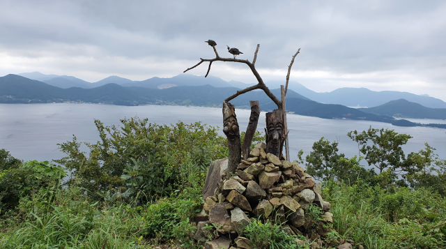 산달도 당골재산 정상에서 본 바다풍경.