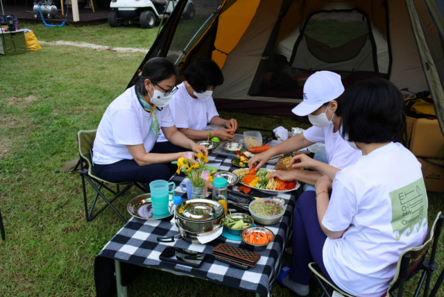 지난 6월 통영시와 한국관광공사가 진행한 지역 셰프와 함께하는 ‘탄소 없는 요리교실’./한국관광공사 경남지사/
