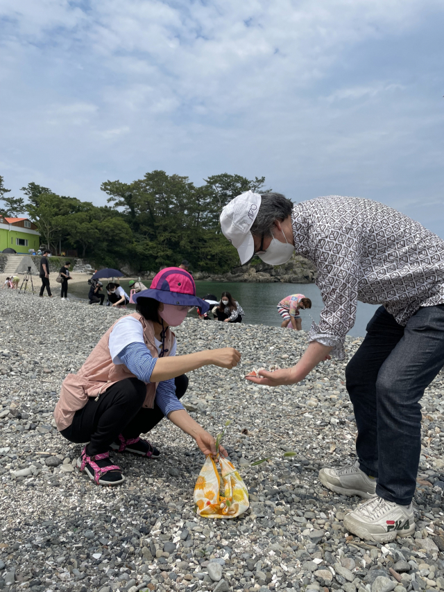 지난 6월 통영시와 한국관광공사가 진행한 ‘탄소없는 여행’. /한국관광공사 경남지사/
