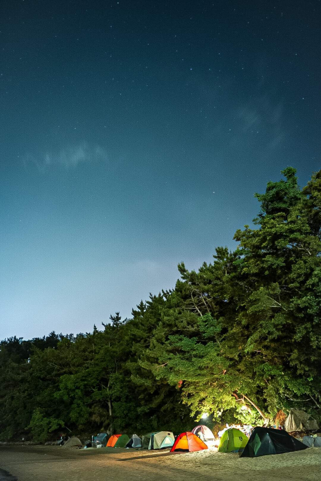 지난 6월 5일 거제시 칠천도 옥계해수욕장에서 열린 제1회 지속가능캠핑실험실 모습./백패커스플래닛/