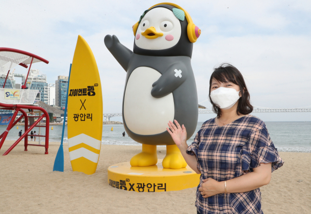 백신 맞고 반창고 붙이고 마스크 벗은 펭수 아이디어 낸 수영구청 백영미 주무. 강선배 기자 ksun@