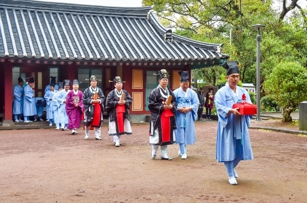 재단법인 고·양·부 삼성사재단이 삼성혈 삼성전에서 탐라를 창시한 삼을나의 위업을 기리고 도민 안녕을 기원하기 위해 춘기대제를 봉행하고 있는 모습. 양경천은 1785년 2월 유배를 갔다가 귀향하던 중 정조로부터 제주 삼성묘(현 삼성전)의 사액을 받았다. 제주일보 자료사진