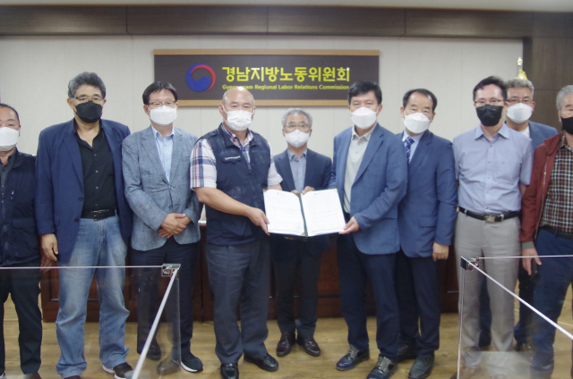 6일 새벽 1시 30분께 경남지방노동위원회에서 열린 창원시 시내버스 노사간 3차 특별조정회의에서 합의안에 서명한 관계자들이 기념사진을 촬영하고 있다.