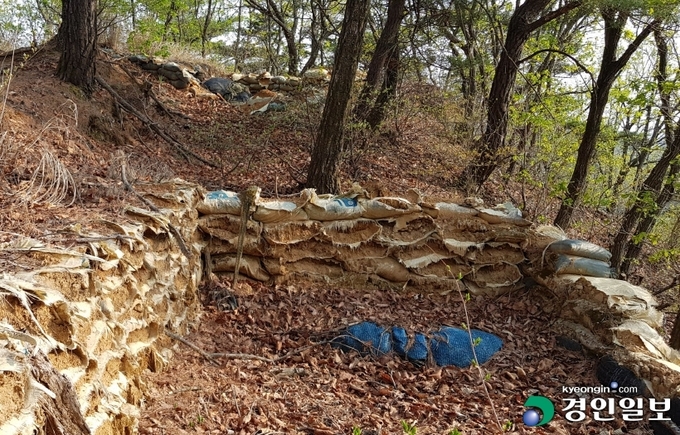 파주 감악산에 설치된 군사시설물 비닐 포대형 진지가 수년간 햇빛에 노출되면서 헤지거나 무너져 내리고 있다. /독자 제공