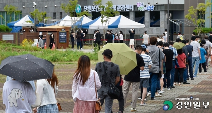 코로나 19 신규 확진자 수가 1천200여 명을 넘어선 7일 오전 안산시 단원구 보건소 선별진료소가 검사를 받기 위한 시민들로 붐비고 있다. 2021.7.7 /김도우기자 pizza@kyeongin.com