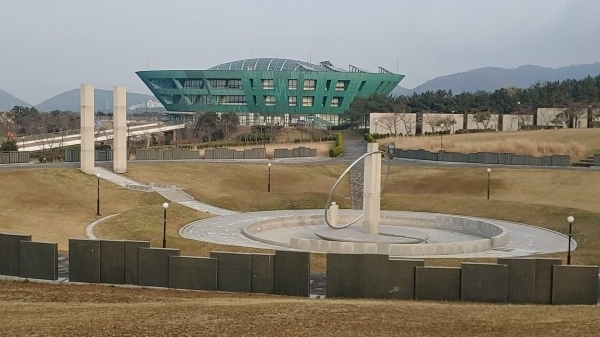 희생자 위패가 봉안되고 행방불명인 표석이 설치된 제주4.3평화공원 전경.
