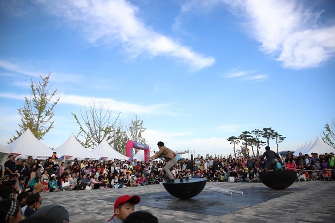 2019년 10월 개최된 일곱번째 세종축제에서 공연을 보기 위한 많은 인파가 몰려 있다. 사진=세종시 제공