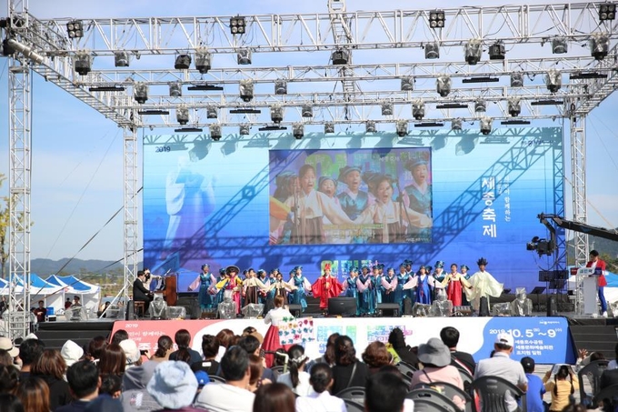 2019년 10월 개최된 일곱번째 세종축제 메인무대에서 어린이 합창잔치가 진행되고 있다. 사진=세종시 제공