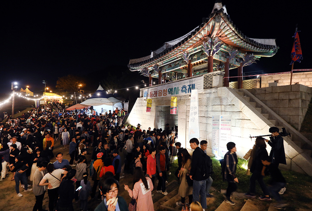 2019년 '25회 동래읍성 역사축제' 개막식이 열린 부산시 동래구 동래읍성북문 광장 일대에 시민들로 붐비고 있다. 부산일보DB