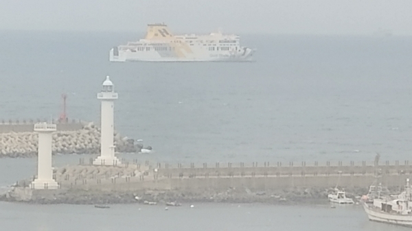 다른 배가 들어오자 제주항 앞 바다로 나가서 임시 정박 중인 여객선 모습.