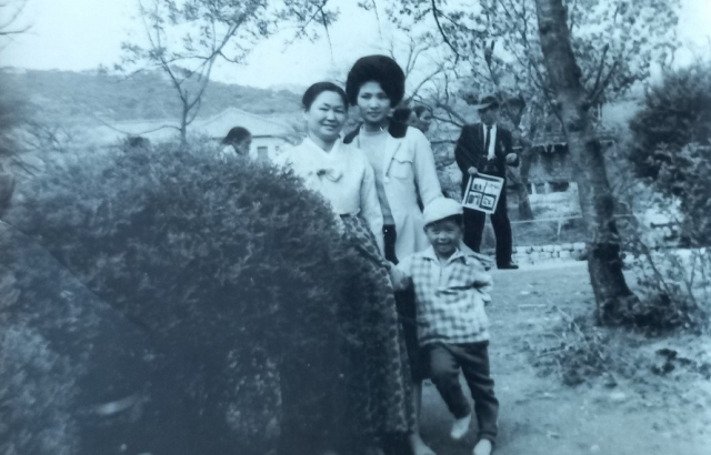 1961년 창경원에서 큰 딸, 막내아들과 함께. 사진 왼쪽이 허분이 여사