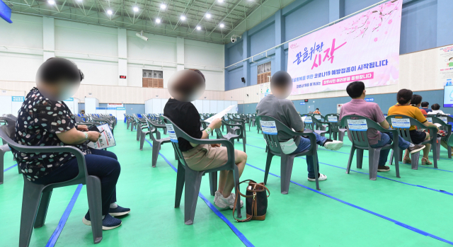 13일 창원축구센터 체육관에 마련된 창원접종센터에서 유치원과 초등학교 1~2학년 교사, 어린이집 보육교사 등이 화이자 백신을 접종한 후 이상반응 관찰구역에서 휴식을 취하고 있다./김승권 기자/