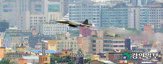 수원 군 공항 이전 문제가 수년째 난항을 거듭하면서 군 공항 인근 수원·화성지역 주민들의 피해만 커져 가고 있다. 13일 공군 제10전투비행단 군 공항에서 F-5 전투기가 수원 상공으로 이륙하고 있다. 2021.7.13 /김금보기자 artomate@kyeongin.com