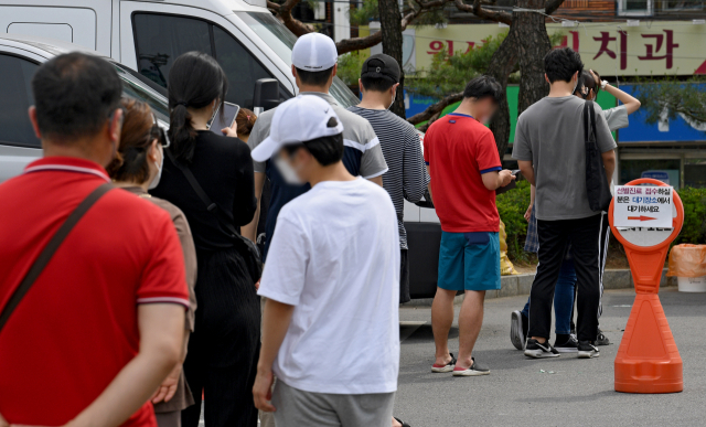 대구 달서구 보건소에 마련된 코로나19 선별진료소에서 검사를 받으려는 시민들이 차례를 기다리고 있다.매일신문DB