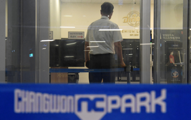 NC 선수들의 코로나19 감염 여파로 프로야구 시즌이 중단된 가운데 14일 오후 창원시 마산회원구 창원NC파크에서 구단 관계자가 로비에 서 있다./성승건 기자/