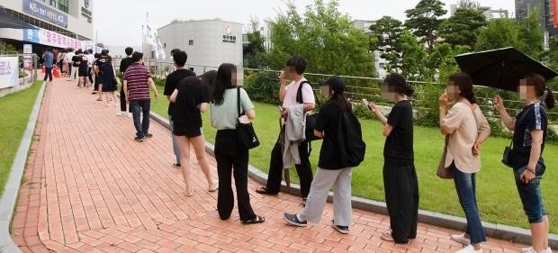 코로나19 확진자수가 역대 최다를 기록한 14일 오후 광주 서구청에 마련된 선별진료소를 찾은 시민들이 검사 순서를 기다리고 있다./최현배 기자choi@kwangju.co.kr