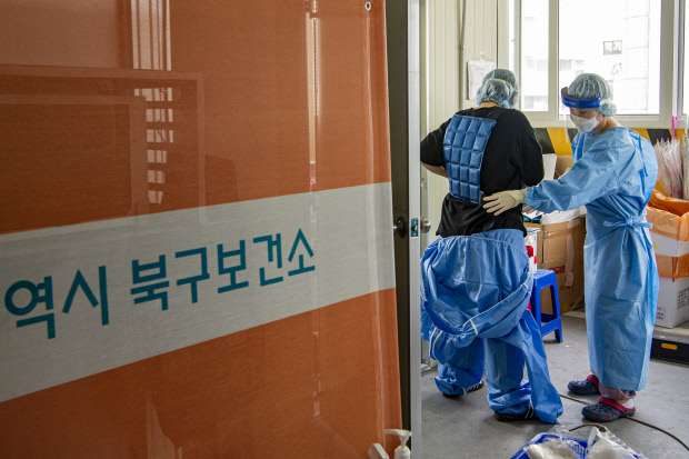 광주지역에 폭염경보가 내려진 15일 광주 북구 선별진료소에서 보건소 의료진이 방호복 안에 냉조끼를 착용하고 있다. /김진수 기자 jeans@kwangju.co.kr