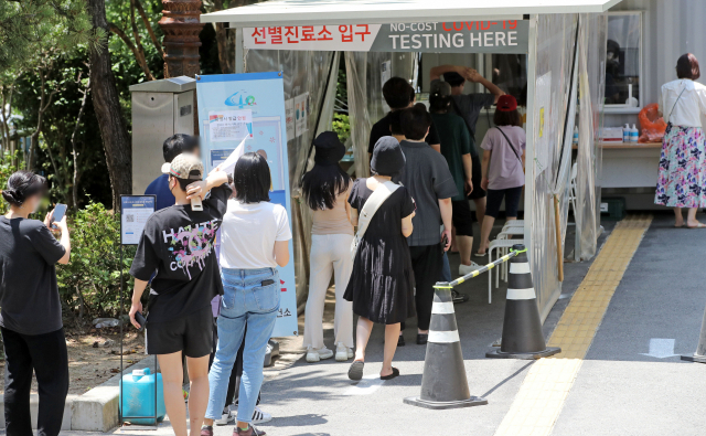 지난 15일 오후 부산 해운대구 보건소에 마련된 선별진료소에서 시민들이 코로나19 진단 검사를 받기 위해 기다리고 있다. 김경현 기자 view@